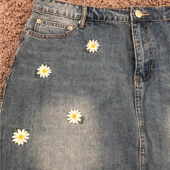 Plus size floral embroidered Denim Skirt - Picture 3 of 5